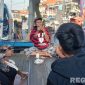 Caption: anggota Satlantas Polres Bangkalan sosialisasikan aturan ODOL kepada sopir kendaraan bermuatan berat, (dok. regamedianews). 