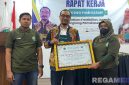 Caption: Ketua IWO Pamekasan (Dyah Heny Andrianty) menyerahkan piagam penghargaan kepada perwakilan Diskominfo Pamekasan (Arif Rachman Syah). 