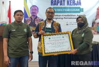 Caption: Ketua IWO Pamekasan (Dyah Heny Andrianty) menyerahkan piagam penghargaan kepada perwakilan Diskominfo Pamekasan (Arif Rachman Syah). 