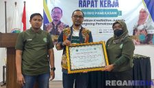 Caption: Ketua IWO Pamekasan (Dyah Heny Andrianty) menyerahkan piagam penghargaan kepada perwakilan Diskominfo Pamekasan (Arif Rachman Syah). 