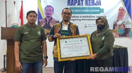 Caption: Ketua IWO Pamekasan (Dyah Heny Andrianty) menyerahkan piagam penghargaan kepada perwakilan Diskominfo Pamekasan (Arif Rachman Syah). 
