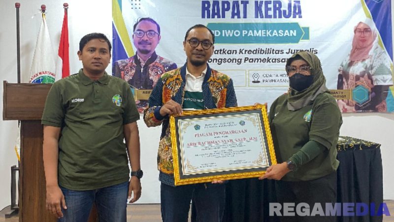 Caption: Ketua IWO Pamekasan (Dyah Heny Andrianty) menyerahkan piagam penghargaan kepada perwakilan Diskominfo Pamekasan (Arif Rachman Syah). 