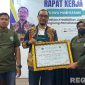 Caption: Ketua IWO Pamekasan (Dyah Heny Andrianty) menyerahkan piagam penghargaan kepada perwakilan Diskominfo Pamekasan (Arif Rachman Syah). 