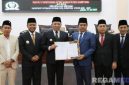 Caption: Bupati Sampang H.Slamet Junaidi dan Ketua DPRD Sampang Rudi Kurniawan, tunjukkan surat kesepakatan RPJMD tahun 2025-2029.