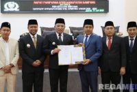Caption: Bupati Sampang H.Slamet Junaidi dan Ketua DPRD Sampang Rudi Kurniawan, tunjukkan surat kesepakatan RPJMD tahun 2025-2029.