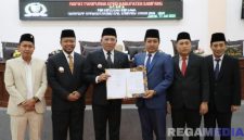 Caption: Bupati Sampang H.Slamet Junaidi dan Ketua DPRD Sampang Rudi Kurniawan, tunjukkan surat kesepakatan RPJMD tahun 2025-2029.