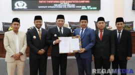 Caption: Bupati Sampang H.Slamet Junaidi dan Ketua DPRD Sampang Rudi Kurniawan, tunjukkan surat kesepakatan RPJMD tahun 2025-2029.