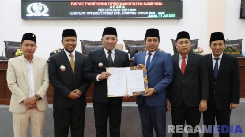 Caption: Bupati Sampang H.Slamet Junaidi dan Ketua DPRD Sampang Rudi Kurniawan, tunjukkan surat kesepakatan RPJMD tahun 2025-2029.