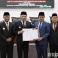 Caption: Bupati Sampang H.Slamet Junaidi dan Ketua DPRD Sampang Rudi Kurniawan, tunjukkan surat kesepakatan RPJMD tahun 2025-2029.