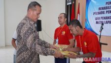 Caption: Kakanwil Ditjenpas Jatim (Kadiyono) menyerahkan buku panduan program rehabilitasi kepada warga binaan Lapas Narkotika Pamekasan. 