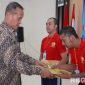 Caption: Kakanwil Ditjenpas Jatim (Kadiyono) menyerahkan buku panduan program rehabilitasi kepada warga binaan Lapas Narkotika Pamekasan. 