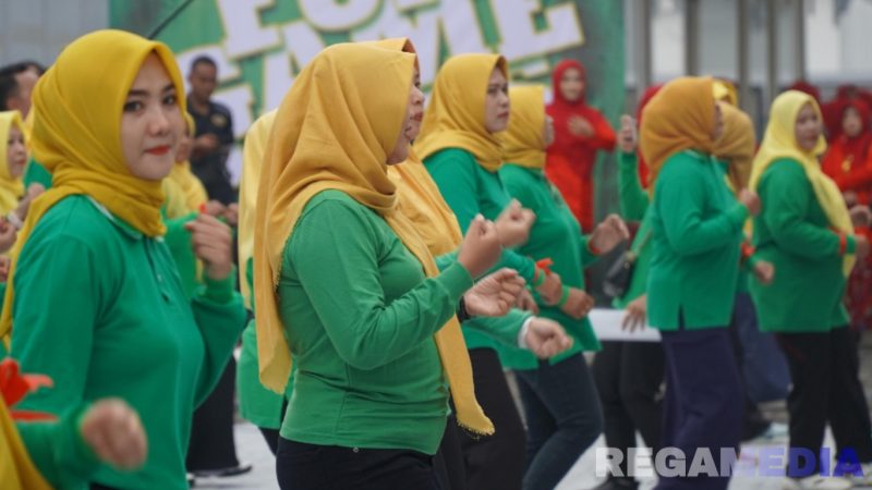 Caption: antusias ibu-ibu PIPAS korwil Madura saat mengikuti senam bersama Ketua PIPAS Jatim, di Lapas Narkotika Pamekasan. 