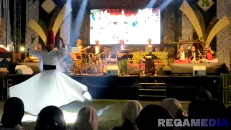 Caption: antusiasme penonton melihat penampilan event 'Ritmik Madura' di Alun-Alun Trunojoyo Sampang, (dok. regamedianews). 