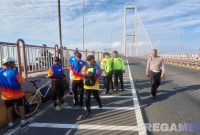 Caption: tampak rekan korban berada di lokasi kejadian, dan petugas kepolisian melakukan olah TKP, (dok. regamedianews). 