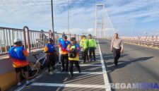 Caption: tampak rekan korban berada di lokasi kejadian, dan petugas kepolisian melakukan olah TKP, (dok. regamedianews). 