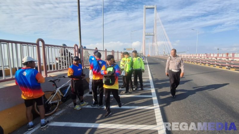 Caption: tampak rekan korban berada di lokasi kejadian, dan petugas kepolisian melakukan olah TKP, (dok. regamedianews). 