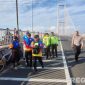 Caption: tampak rekan korban berada di lokasi kejadian, dan petugas kepolisian melakukan olah TKP, (dok. regamedianews). 