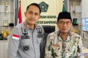Caption: Kepala Rutan Sampang (Kamesworo) pose bersama Kepala Kankemenag Sampang (H. Fandi), saat kunjungan silaturahmi. 