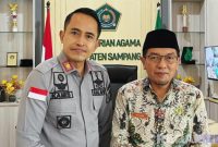Caption: Kepala Rutan Sampang (Kamesworo) pose bersama Kepala Kankemenag Sampang (H. Fandi), saat kunjungan silaturahmi. 