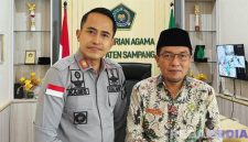 Caption: Kepala Rutan Sampang (Kamesworo) pose bersama Kepala Kankemenag Sampang (H. Fandi), saat kunjungan silaturahmi. 