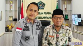 Caption: Kepala Rutan Sampang (Kamesworo) pose bersama Kepala Kankemenag Sampang (H. Fandi), saat kunjungan silaturahmi. 