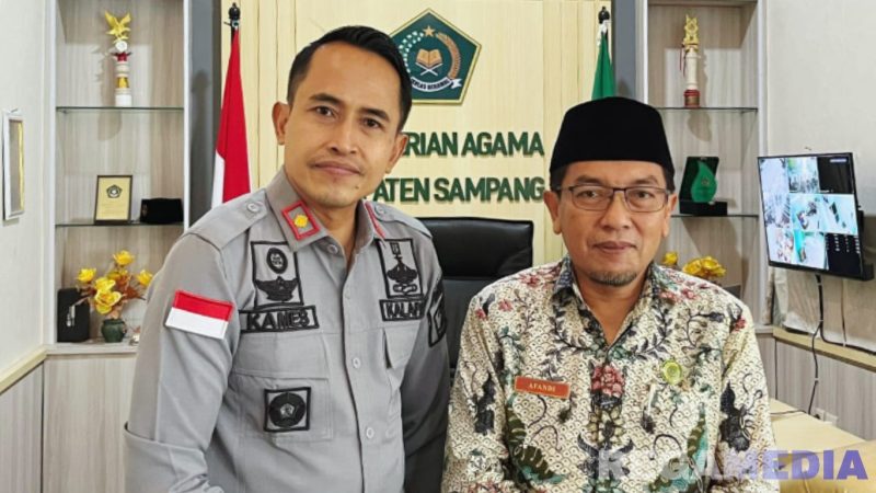 Caption: Kepala Rutan Sampang (Kamesworo) pose bersama Kepala Kankemenag Sampang (H. Fandi), saat kunjungan silaturahmi. 