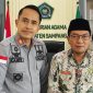 Caption: Kepala Rutan Sampang (Kamesworo) pose bersama Kepala Kankemenag Sampang (H. Fandi), saat kunjungan silaturahmi. 