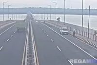 Caption: hasil rekaman cctv, tampak mobil pickup perlahan menepi ke kiri di jembatan Suramadu sebelum menabrak pesepeda. 