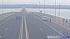 Caption: hasil rekaman cctv, tampak mobil pickup perlahan menepi ke kiri di jembatan Suramadu sebelum menabrak pesepeda. 