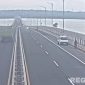 Caption: hasil rekaman cctv, tampak mobil pickup perlahan menepi ke kiri di jembatan Suramadu sebelum menabrak pesepeda. 