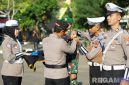 Caption: Kapolres Sampang AKBP Hartono pasang pita kepada personel TNI, saat apel Operasi Patuh Semeru 2025, (sumber foto: Humas Polres Sampang). 