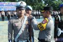Caption: Kapolres Bangkalan AKBP Hendro Sukmono, pasang pita tanda dimulainya Operasi Patuh Semeru 2025, (sumber foto: Humas Polres Bangkalan). 