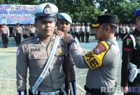 Caption: Kapolres Bangkalan AKBP Hendro Sukmono, pasang pita tanda dimulainya Operasi Patuh Semeru 2025, (sumber foto: Humas Polres Bangkalan). 