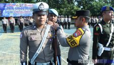 Caption: Kapolres Bangkalan AKBP Hendro Sukmono, pasang pita tanda dimulainya Operasi Patuh Semeru 2025, (sumber foto: Humas Polres Bangkalan). 