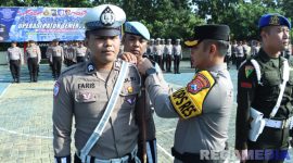 Caption: Kapolres Bangkalan AKBP Hendro Sukmono, pasang pita tanda dimulainya Operasi Patuh Semeru 2025, (sumber foto: Humas Polres Bangkalan). 