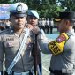 Caption: Kapolres Bangkalan AKBP Hendro Sukmono, pasang pita tanda dimulainya Operasi Patuh Semeru 2025, (sumber foto: Humas Polres Bangkalan). 