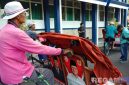 Caption: penerima bantuan becak listrik dari Presiden RI Prabowo, hendak keluar dari halaman Kantor Pemkab Sampang, (dok. regamedianews). 