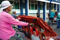 Caption: penerima bantuan becak listrik dari Presiden RI Prabowo, hendak keluar dari halaman Kantor Pemkab Sampang, (dok. regamedianews). 