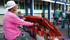 Caption: penerima bantuan becak listrik dari Presiden RI Prabowo, hendak keluar dari halaman Kantor Pemkab Sampang, (dok. regamedianews). 