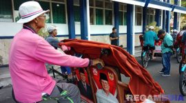 Caption: penerima bantuan becak listrik dari Presiden RI Prabowo, hendak keluar dari halaman Kantor Pemkab Sampang, (dok. regamedianews). 