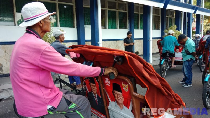 Caption: penerima bantuan becak listrik dari Presiden RI Prabowo, hendak keluar dari halaman Kantor Pemkab Sampang, (dok. regamedianews). 