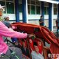 Caption: penerima bantuan becak listrik dari Presiden RI Prabowo, hendak keluar dari halaman Kantor Pemkab Sampang, (dok. regamedianews). 