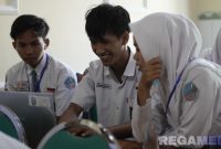 Caption: terlihat semangat pelajar mengikuti TechnoFest 2025, dilaksanakan di Aula Sirojuddin Universitas Islam Madura (UIM). 