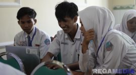 Caption: terlihat semangat pelajar mengikuti TechnoFest 2025, dilaksanakan di Aula Sirojuddin Universitas Islam Madura (UIM). 