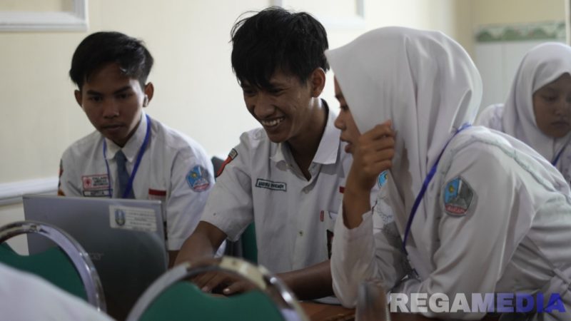 Caption: terlihat semangat pelajar mengikuti TechnoFest 2025, dilaksanakan di Aula Sirojuddin Universitas Islam Madura (UIM). 