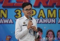 Caption: Muhamad Sulistiyo, sosialisasikan bahaya narkoba kepada siswa baru SMKN 3 Pamekasan yang mengikuti kegiatan MPLS. 