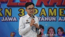 Caption: Muhamad Sulistiyo, sosialisasikan bahaya narkoba kepada siswa baru SMKN 3 Pamekasan yang mengikuti kegiatan MPLS. 