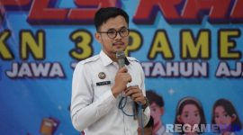 Caption: Muhamad Sulistiyo, sosialisasikan bahaya narkoba kepada siswa baru SMKN 3 Pamekasan yang mengikuti kegiatan MPLS. 