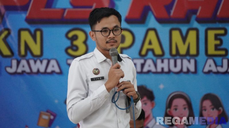 Caption: Muhamad Sulistiyo, sosialisasikan bahaya narkoba kepada siswa baru SMKN 3 Pamekasan yang mengikuti kegiatan MPLS. 