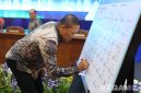 Caption: Bupati Sampang H.Slamet Junaidi tanda tangani komitmen mendukung investasi inklusif dan berkelanjutan, (dok. Prokopim Pemkab Sampang). 
